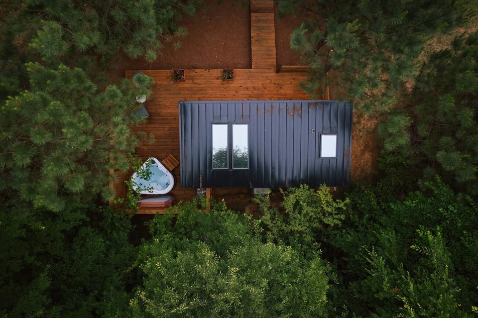 Luxury tiny house with hot tub and private deck! House in Guntersville Lake