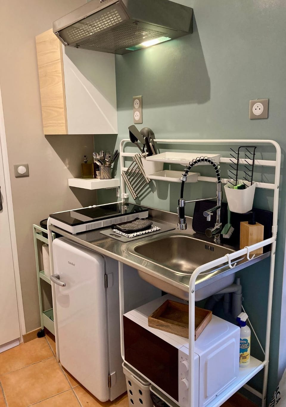 Kitchen or kitchenette, minibar, stove