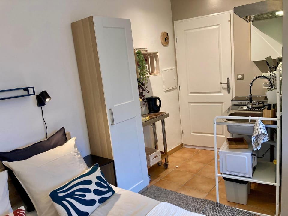 Bed, Coffee/tea facilities, Kitchen or kitchenette, Photo of the whole room, Bedroom, minibar, stove, wardrobe