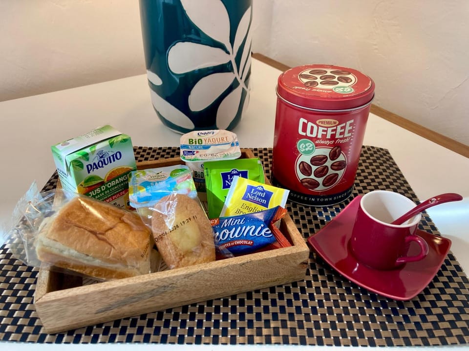 Coffee/tea facilities, Food and drinks, Breakfast