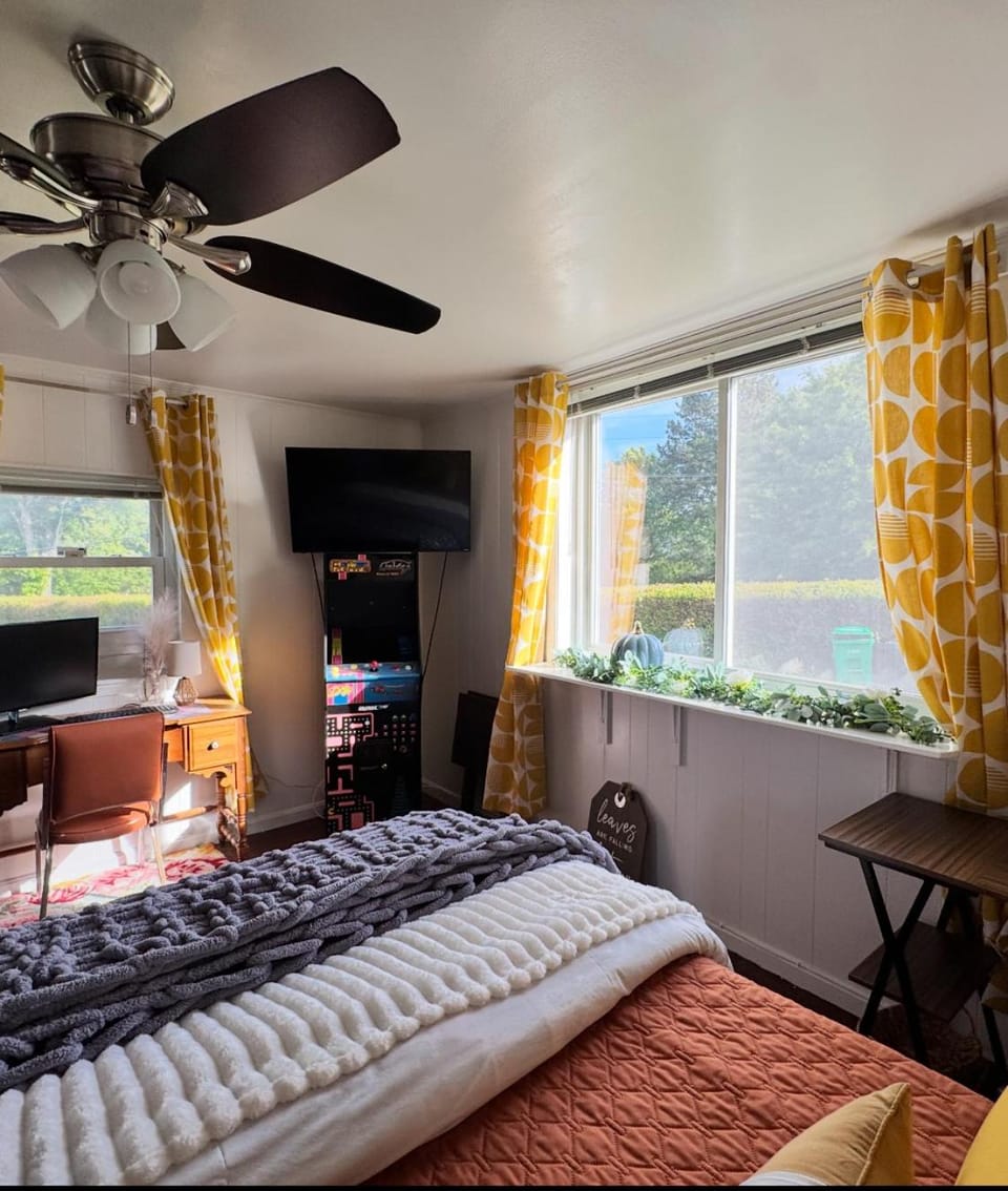 Bed, TV and multimedia, Bedroom