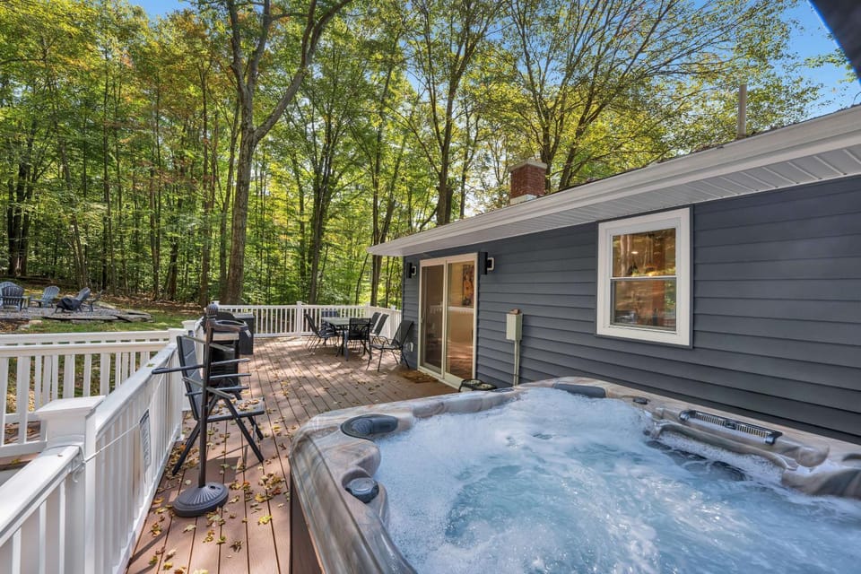 Lakeside, Dock, Hot Tub, Kayaks, Arcade, Playset House in Pennsylvania
