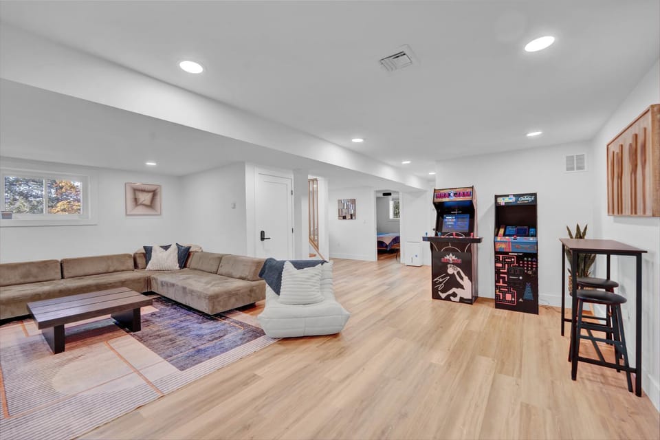 Lakeside, Dock, Hot Tub, Kayaks, Arcade, Playset House in Pennsylvania