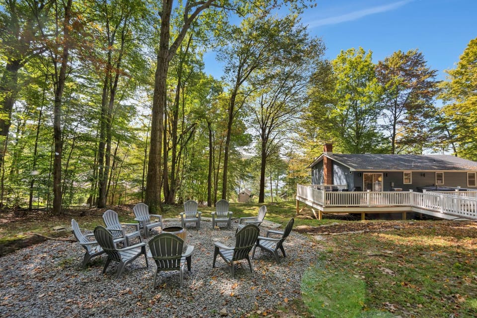 Lakeside, Dock, Hot Tub, Kayaks, Arcade, Playset House in Pennsylvania