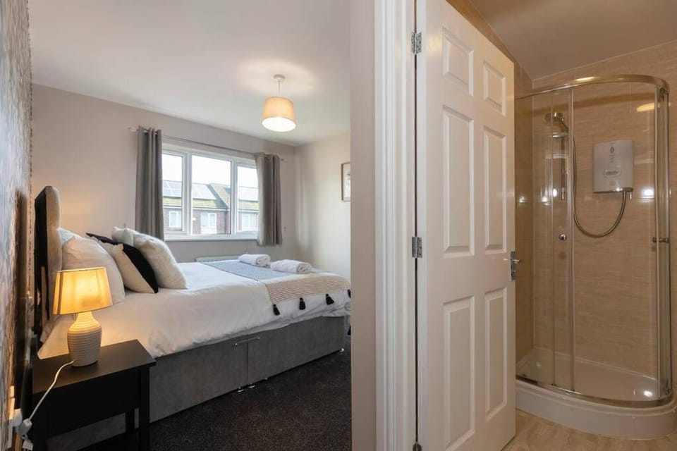 Shower, Bed, Photo of the whole room, Bedroom, towels