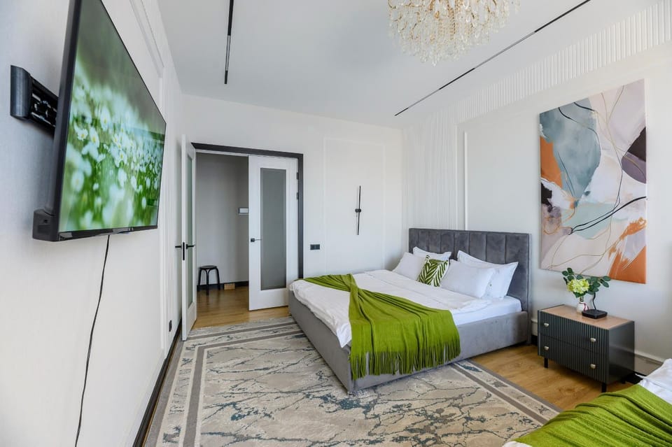Bed, TV and multimedia, Bedroom