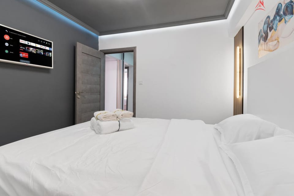 Bed, TV and multimedia, Photo of the whole room, Bedroom, towels