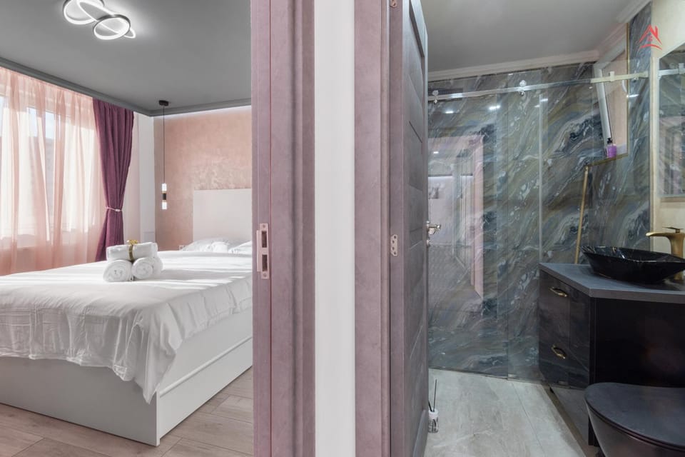 Shower, Bed, Bathroom, Photo of the whole room, Bedroom, Bath, towels