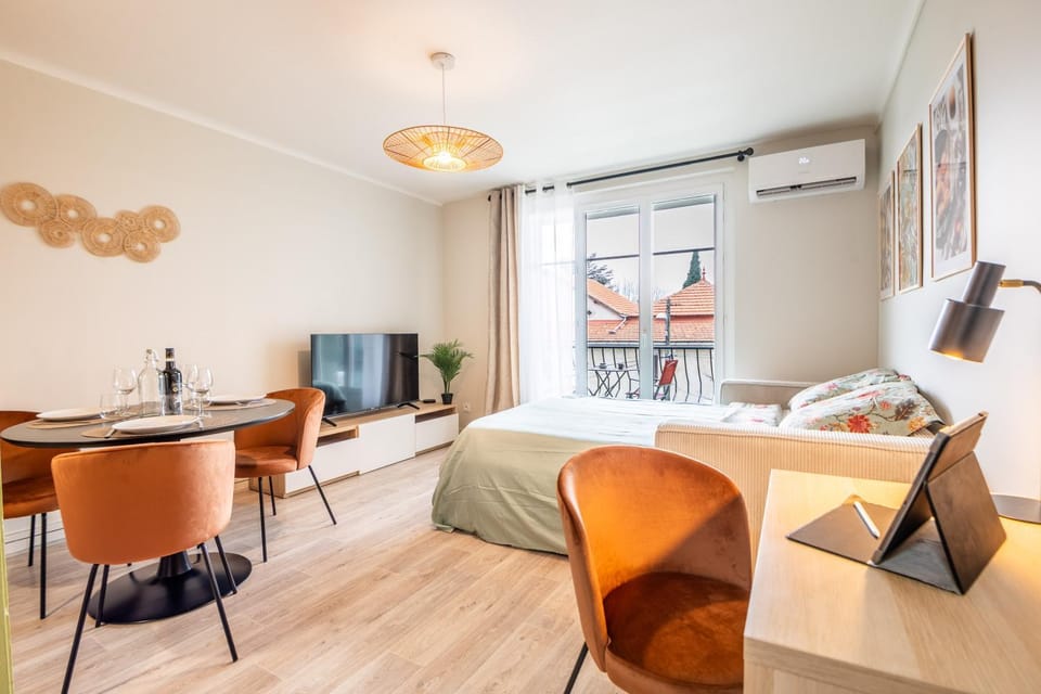 Bed, TV and multimedia, Dining area, air conditioner