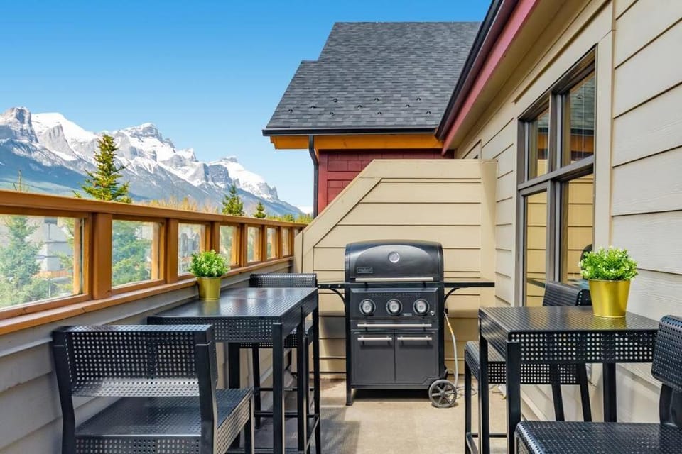 Property building, Patio, Day, Natural landscape, View (from property/room), Balcony/Terrace, Balcony/Terrace, Living room, Seating area, Dining area, Mountain view