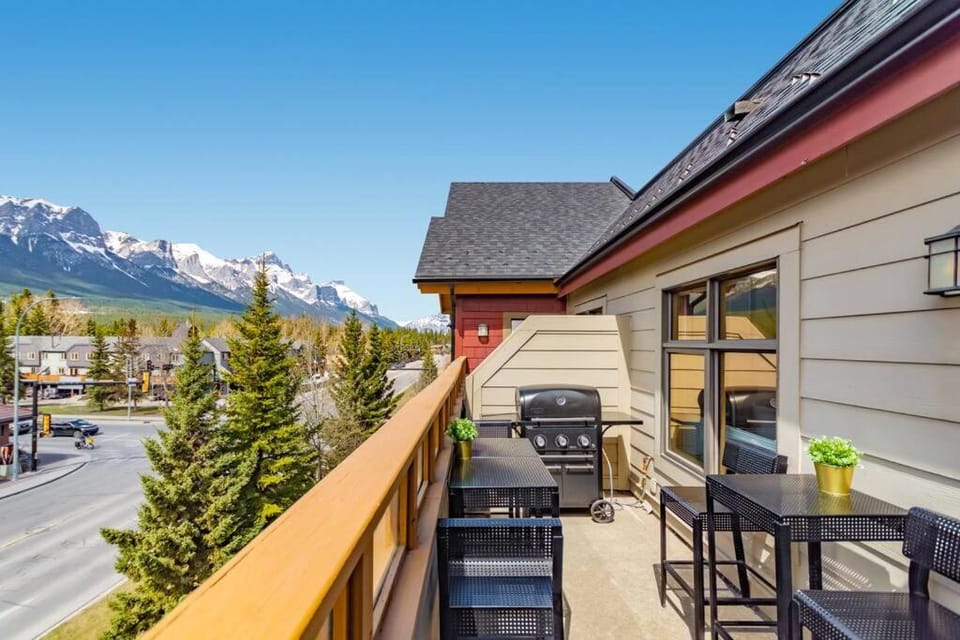Property building, Patio, Spring, Day, Natural landscape, View (from property/room), Balcony/Terrace, Balcony/Terrace, Dining area, Evening entertainment, Mountain view