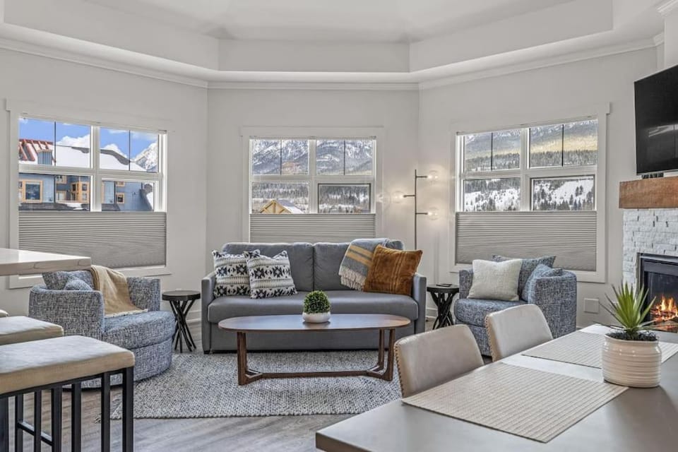 Natural landscape, TV and multimedia, Living room, Seating area, Evening entertainment, Mountain view, Mountain view