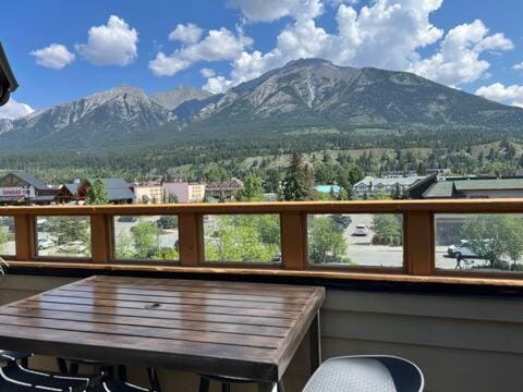 Day, Natural landscape, View (from property/room), Balcony/Terrace, Dining area, Hiking, Mountain view, Parking