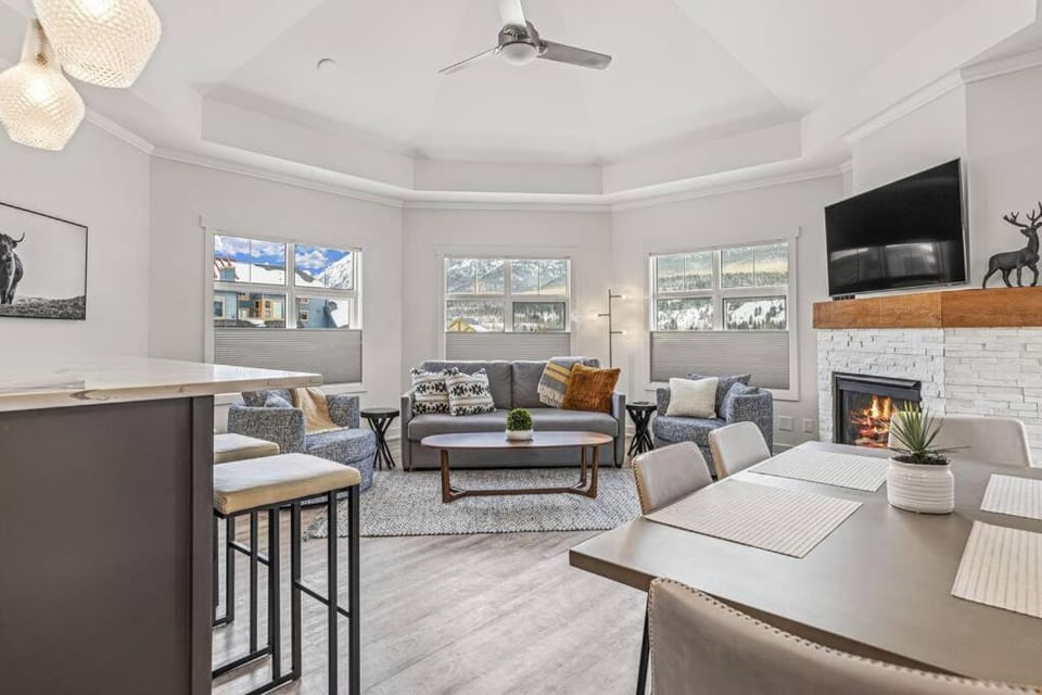 Natural landscape, TV and multimedia, Living room, Seating area, Dining area, Evening entertainment, Mountain view, fireplace