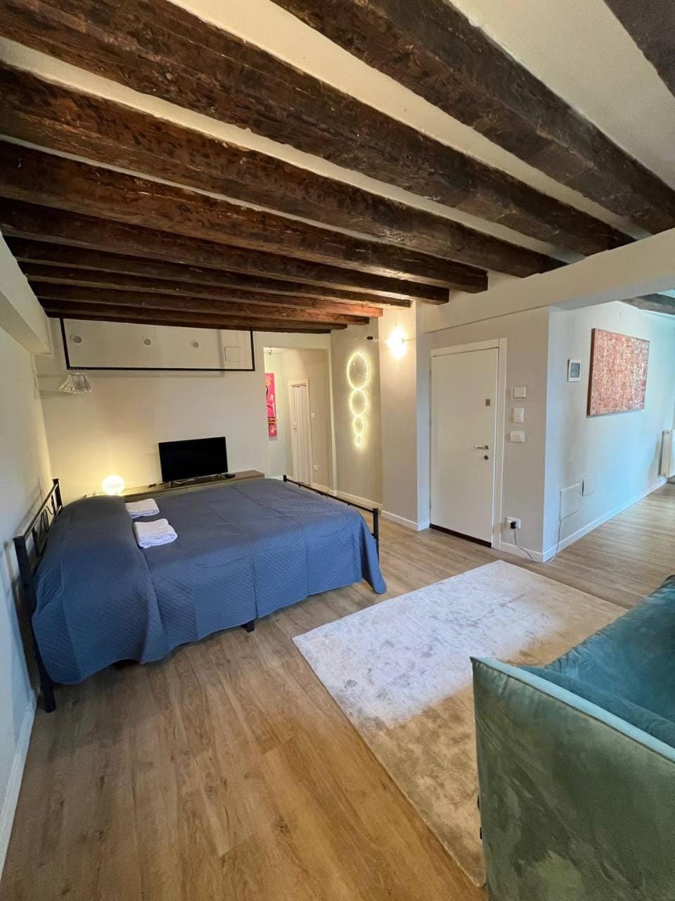 Bed, Photo of the whole room