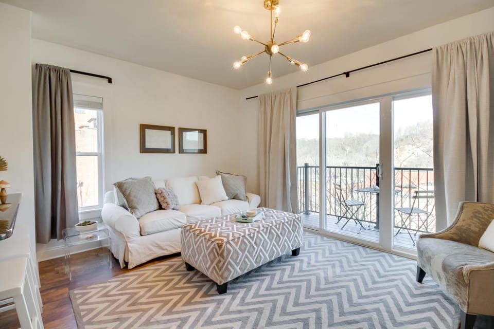 Walkable Lynchburg Condo w/ Private Balcony House in Madison Heights