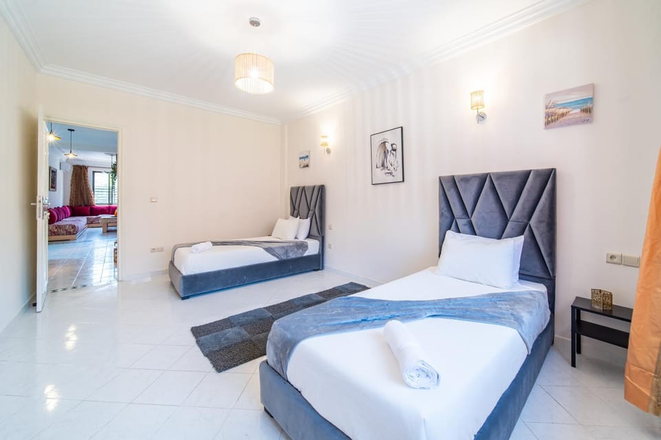 Bed, Living room, Photo of the whole room, Seating area, Bedroom, towels