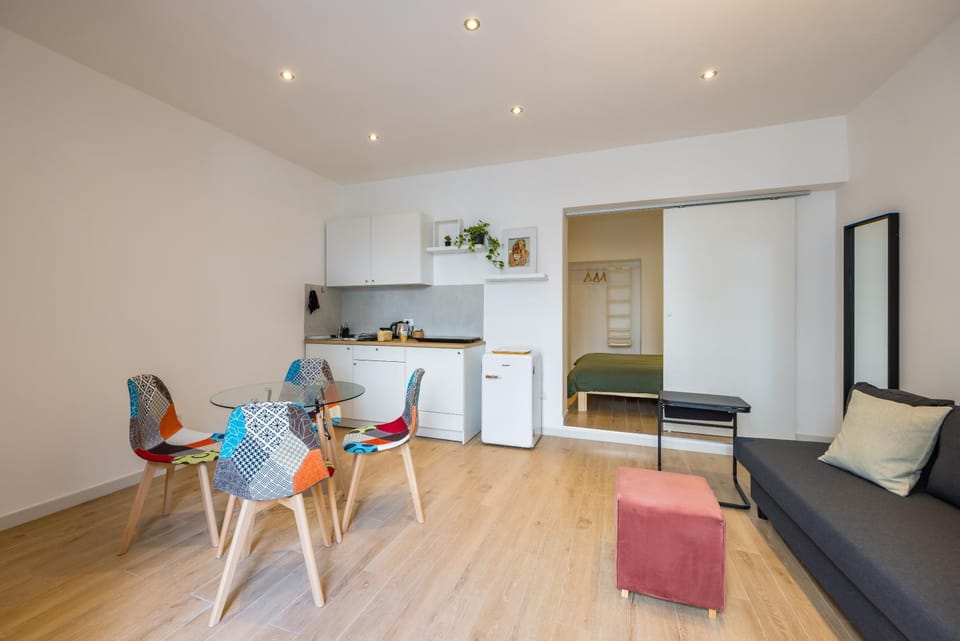 Kitchen or kitchenette, Living room, Seating area, Dining area, minibar, oven, pet friendly, stove