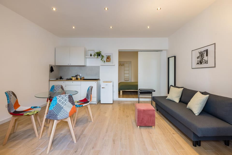 Kitchen or kitchenette, Living room, Seating area, Dining area, minibar, oven, pet friendly