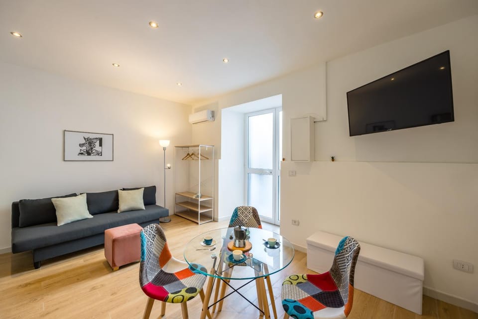 Communal lounge/ TV room, TV and multimedia, Living room, Seating area, Dining area, Evening entertainment