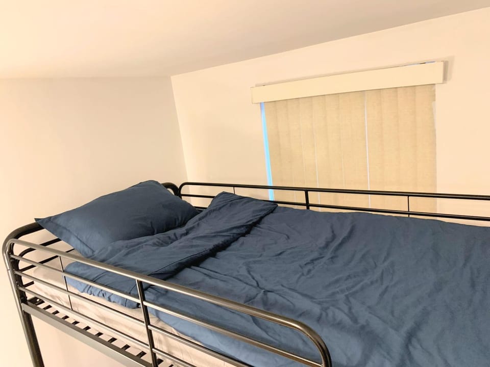 Shered bathroom 4 SofaBed + loftbed + kitchen Apartment in Midtown