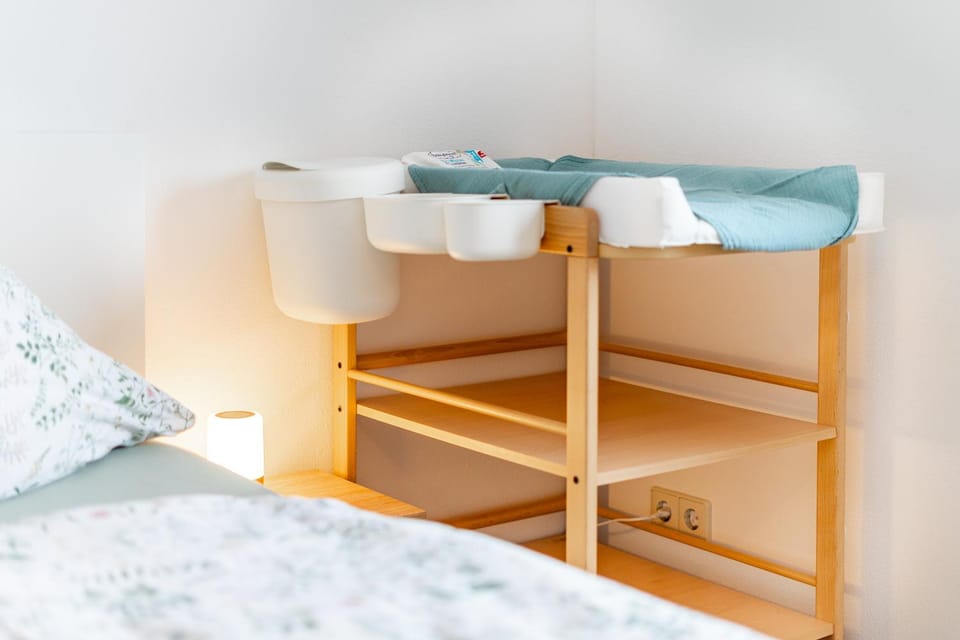 Bed, Photo of the whole room, Bedroom, children, children, young children, young children, towels