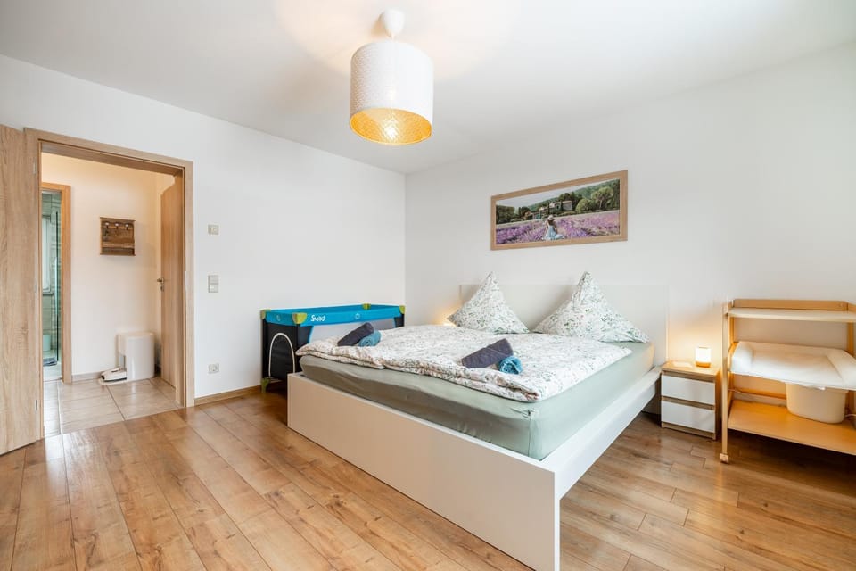 Bed, Photo of the whole room, Bedroom, children, children, young children, young children, cot, towels
