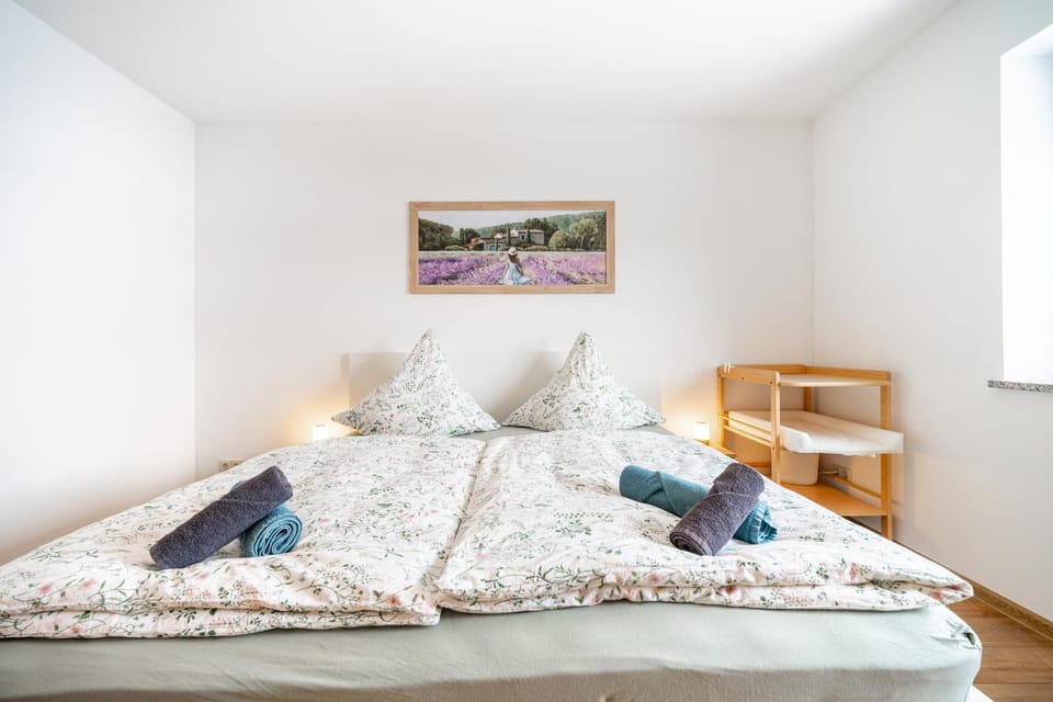 Bed, Photo of the whole room, Bedroom, young children, young children, towels