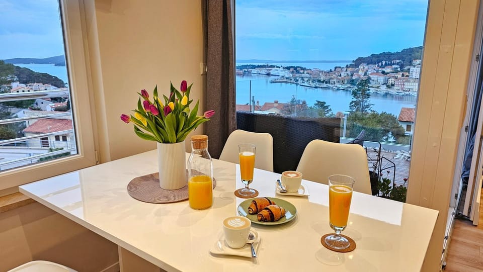 Natural landscape, View (from property/room), Balcony/Terrace, Food and drinks, Dining area, Food, Sea view, Breakfast, Continental breakfast, Drinks