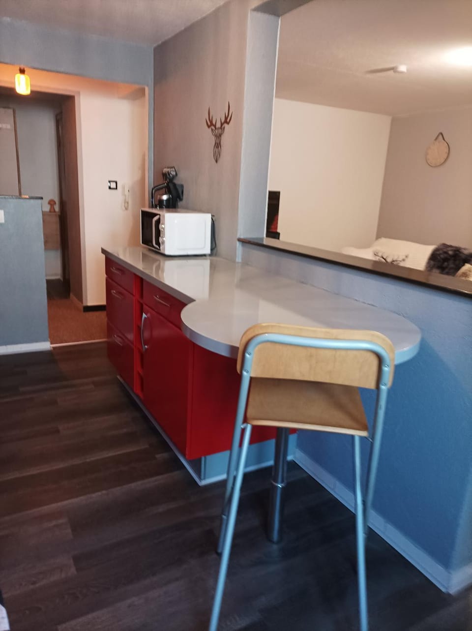 Kitchen or kitchenette, minibar
