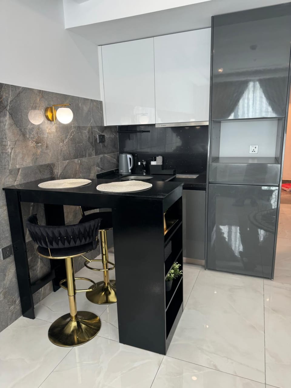 Kitchen or kitchenette, minibar, stove
