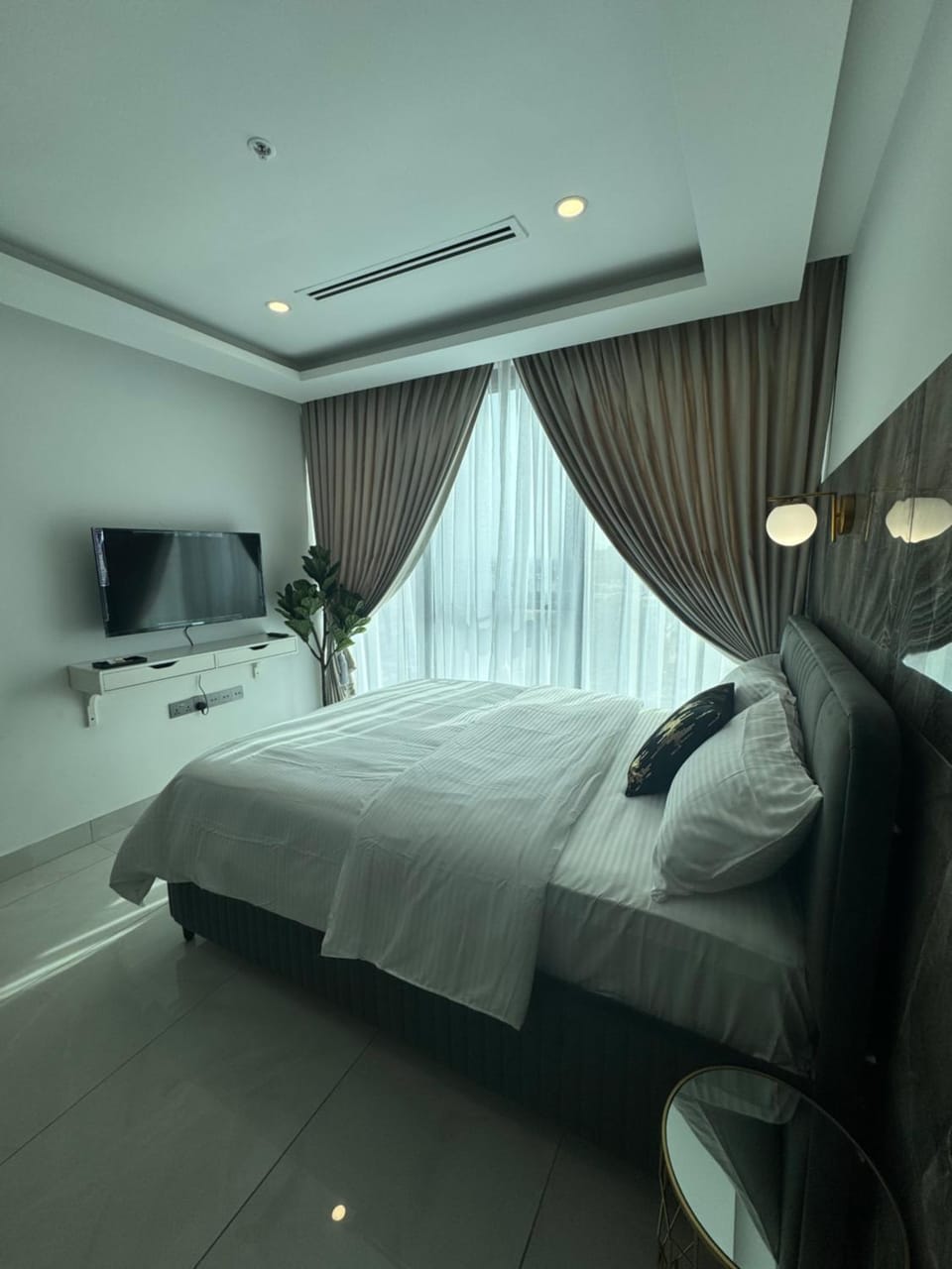 Bed, TV and multimedia, Bedroom