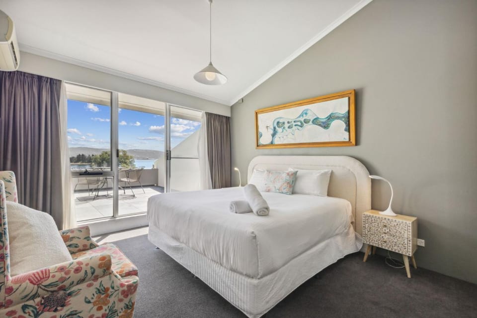 Balcony/Terrace, Bedroom, Lake view