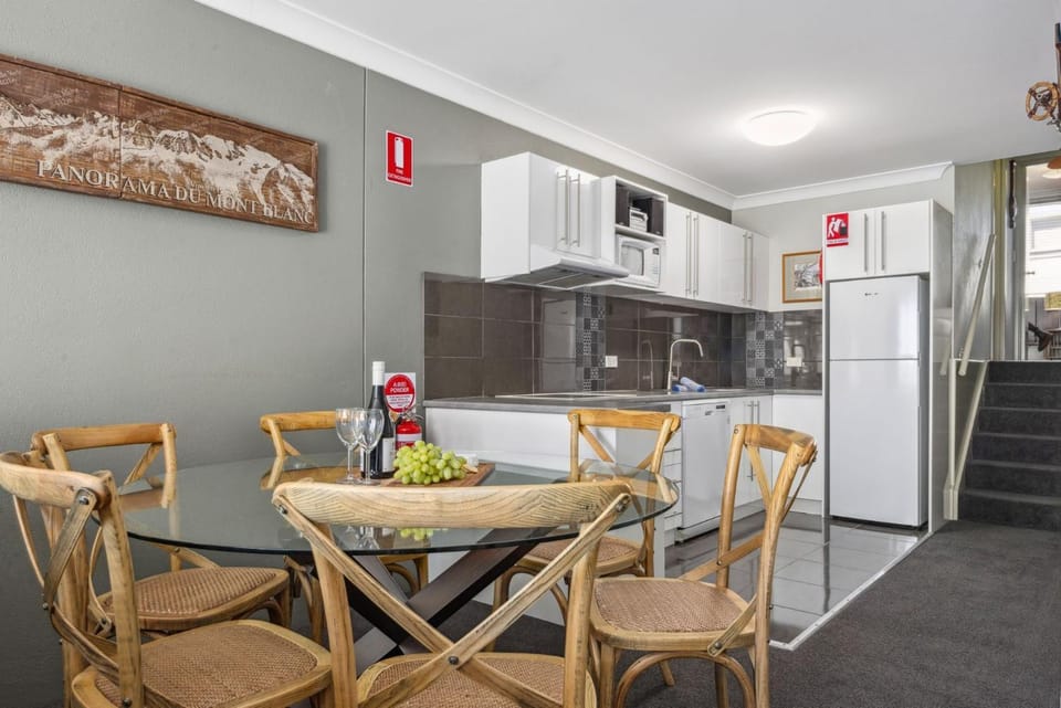 Kitchen or kitchenette, Seating area, Dining area