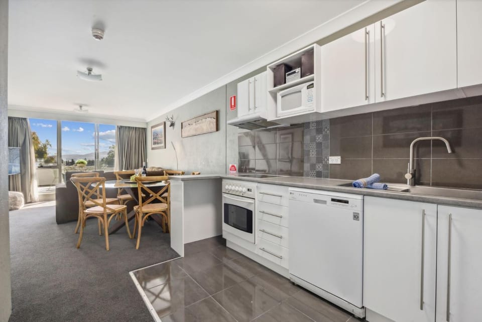 Kitchen or kitchenette, Living room, Seating area, Dining area
