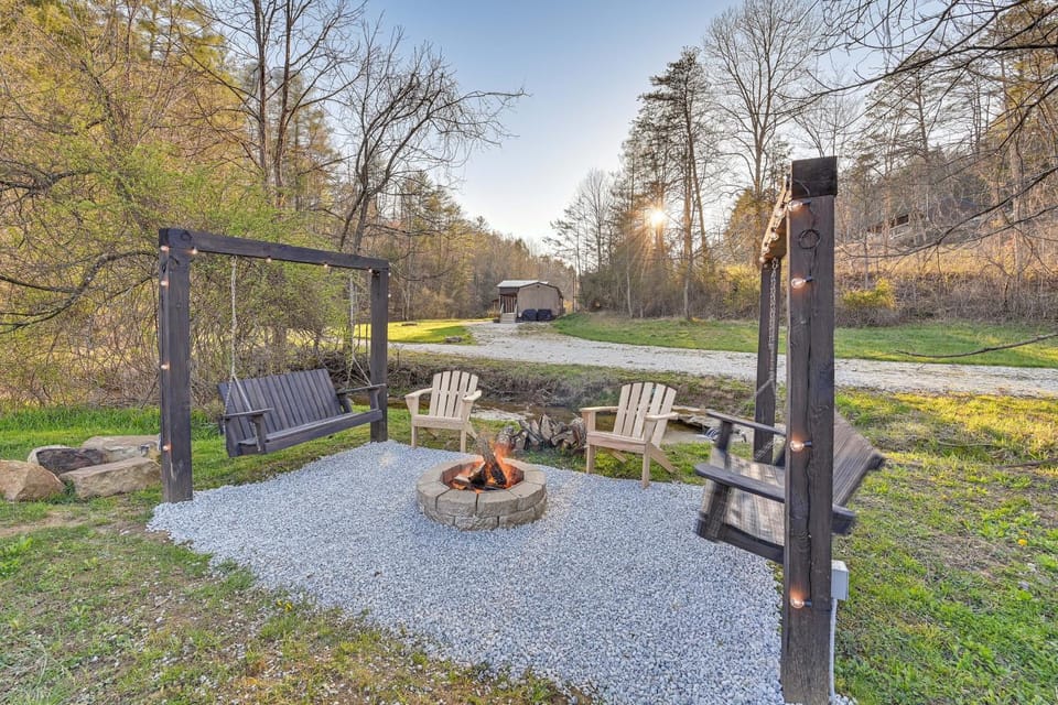 Fireside Evenings: Red River Gorge Gem w/ Hot Tub House in Kentucky