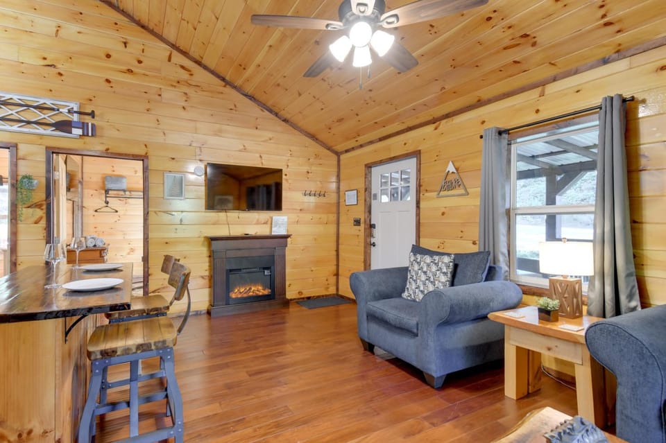 Fireside Evenings: Red River Gorge Gem w/ Hot Tub House in Kentucky