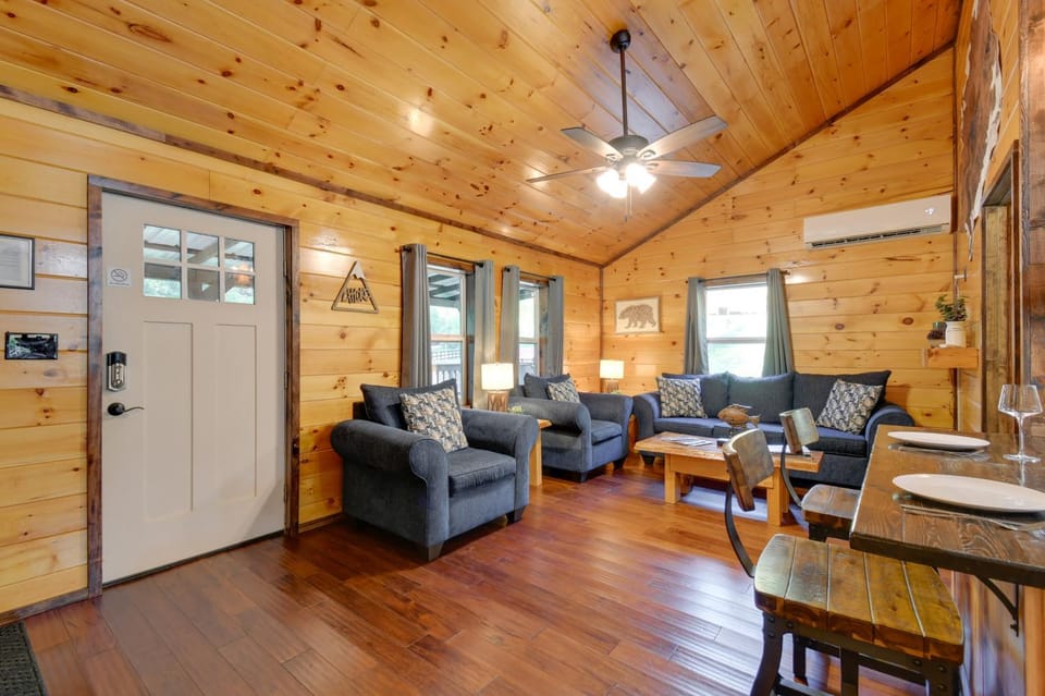 Fireside Evenings: Red River Gorge Gem w/ Hot Tub House in Kentucky