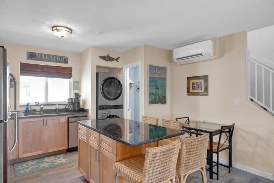 1B 2Ba Seaside Getaway Pool Oceanside House in Marathon
