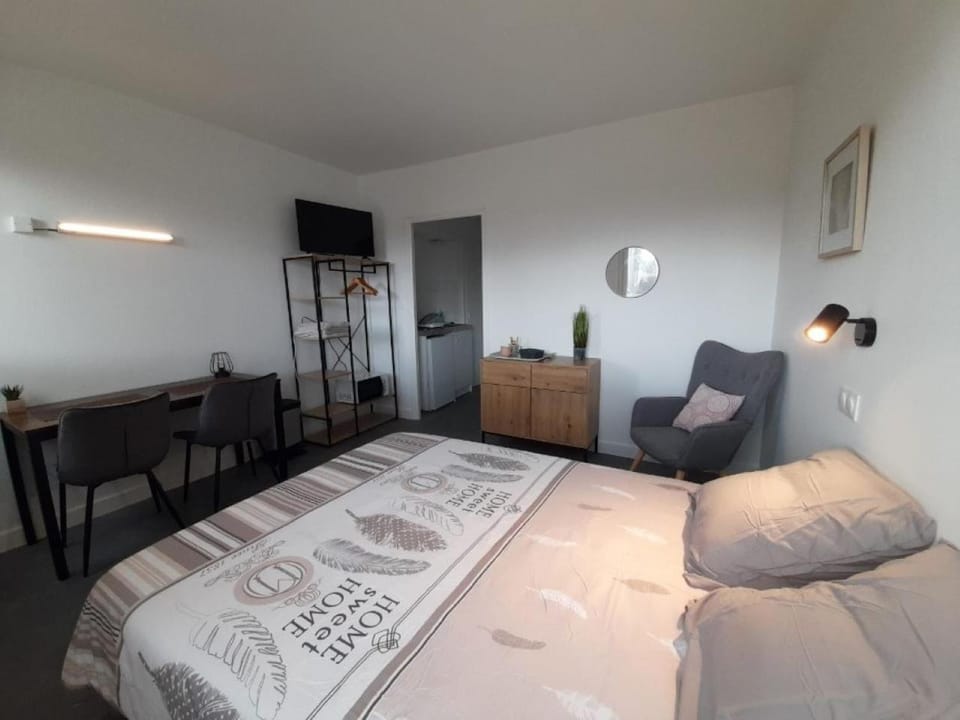 Bed, Kitchen or kitchenette