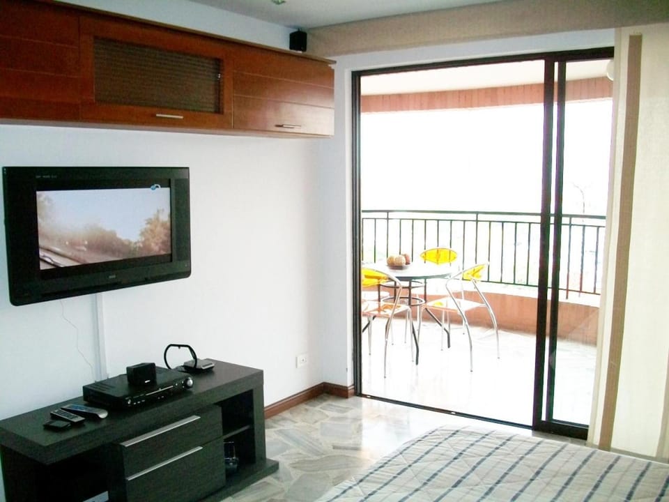Bed, TV and multimedia, View (from property/room), Balcony/Terrace, Photo of the whole room, Bedroom