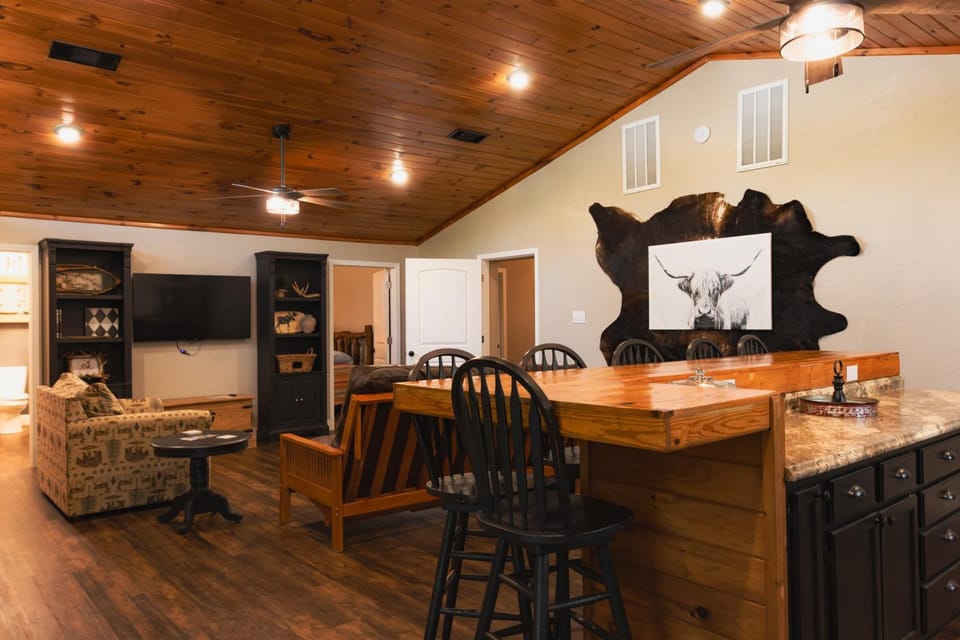 Seating area, Dining area, Evening entertainment