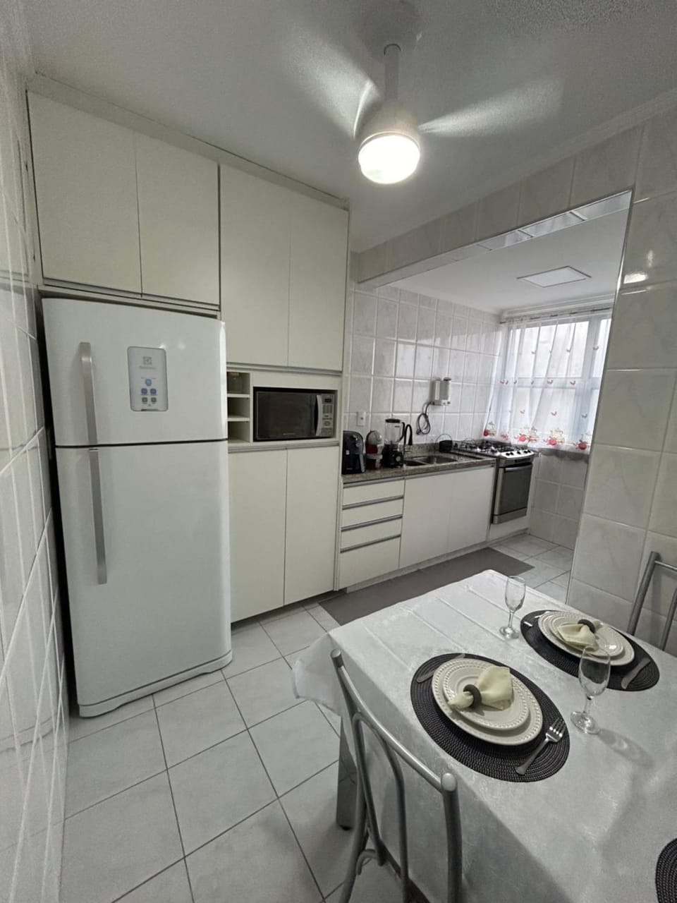 Coffee/tea facilities, Dining area, oven, stove, kitchen