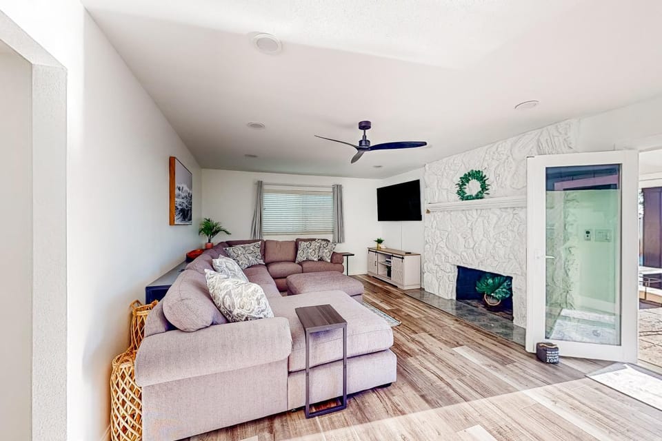 Dog-Friendly Home: Saltwater Pool, Fire Pit, Games House in San Diego