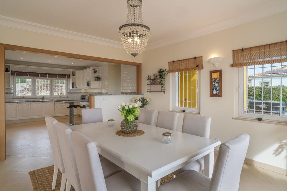 Kitchen or kitchenette, Seating area, Dining area