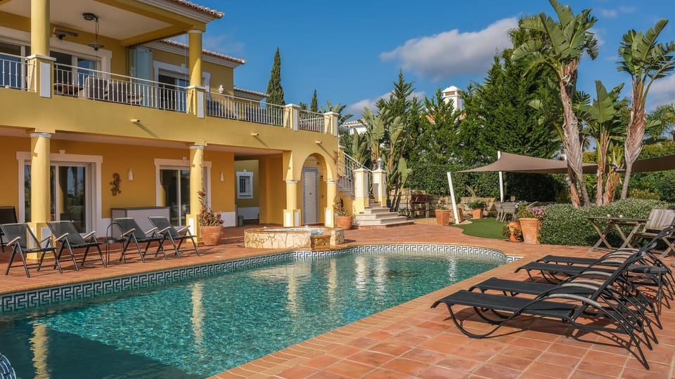 Property building, Patio, Garden, Balcony/Terrace, Pool view, Swimming pool, sunbed