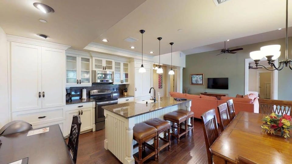 Elegant Poolside Penthouse w Private Elevator Villa in Poipu