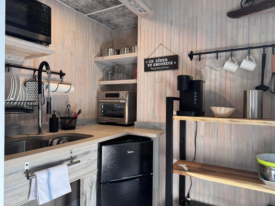 Coffee/tea facilities, oven, stove, toaster