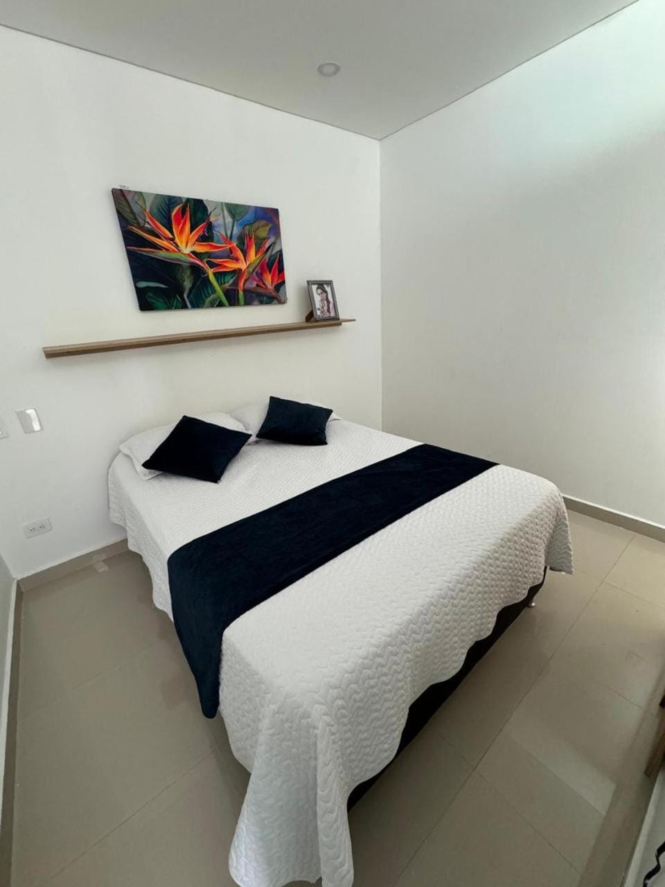 Bed, Photo of the whole room, Bedroom