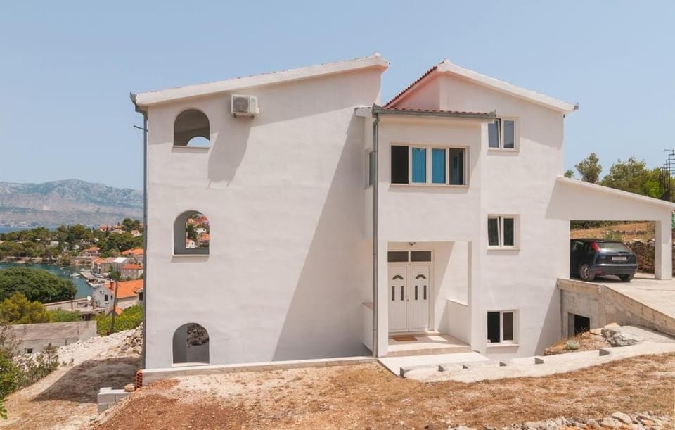 Location, children, Family